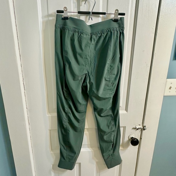 Like New! Athleta Attitude Pant in Bali Green (Size 10) Soft & Stretchy - Picture 8 of 8
